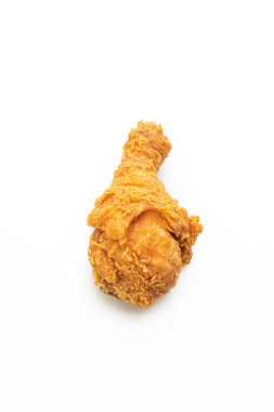 Kızarmış tavuk beyaz arka planda izole edilmiş