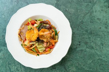 Yaki Udon - Japon usulü kızarmış Udon Eriştesi