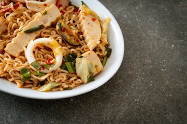 Anında baharatlı erişte salatası ve karışık et. Asya yemeği tarzı.