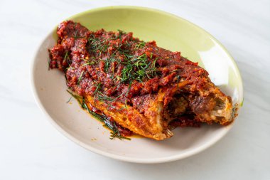 Tayland usulü kızarmış balık ve kırmızı biber sosu. Asya usulü.