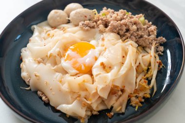 Kurutulmuş baharatlı erişte, kıymalı domuz eti, köfte ve yumurta Asya usulü.