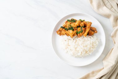 Tayland usulü fesleğenli ve biberli kızarmış balık.