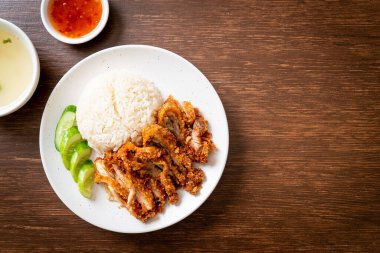 Kızarmış tavuklu Çin tavuğu pilavı ya da kızarmış tavuklu pilav çorbası. Asya usulü.