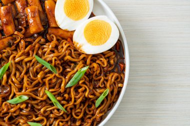 Jjajang Rabokki - Kore hazır eriştesi veya Kore pirinçli Ramyeon veya Tteokbokki ve siyah fasulye soslu yumurta - Kore yemeği tarzı