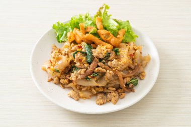 Kızarmış şehriye ile doğranmış tavuk ve fesleğen. Asya usulü.