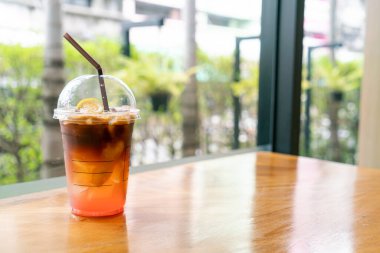 Kahve dükkanında limonlu, şeftalili soda bardaklı espresso.