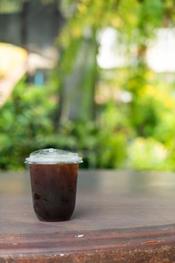 Buzlu sade kahve ya da paket bardakta Americano kahvesi.