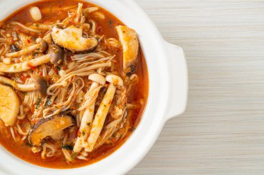 Tom Yum Çorbası ile karıştırılmış Baharatlı Mantar - Vejetaryen yemek tarzı