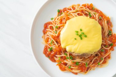 Hamburg ve peynirli spagetti domates sosu.