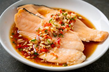 Yuzu Ponzu soslu haşlanmış alabalık veya somon balığı.