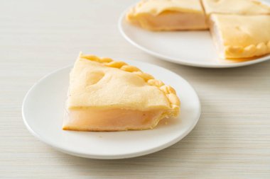 Lezzetli Toddy avuç içi turtaları beyaz tabakta