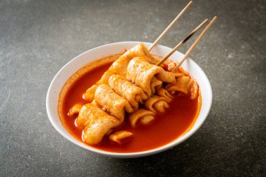 Odeng - Kore baharatlı çorbasında Kore balık köftesi şişi - Kore sokak yemeği tarzı