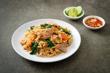 Beyaz tabakta domuz etli ev yapımı pilav.