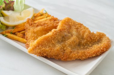 balık ve patates kızartması - kızarmış balık fileto patates cipsi ve limonlu beyaz tabak