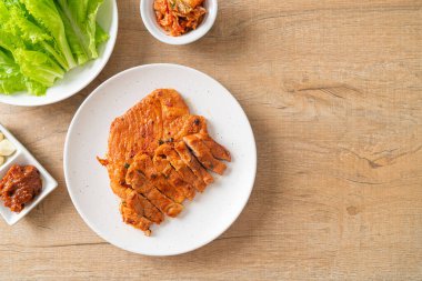 Kore usulü salamura edilmiş domuz eti sosu. Sebze ve kimchi ile birlikte. Kore usulü.