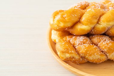 Tahta tabakta, sarmal şekilli şekerli çörek.