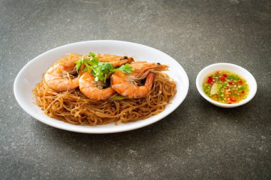 Güveçte veya fırında karides ve cam erişte veya vermicelli karides.