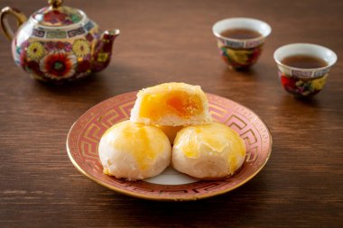 Çin pastası ay pastası ve tuzlu yumurta fıstığı ya da fındıklı börek ve tuzlu yumurta Asya yemeği.