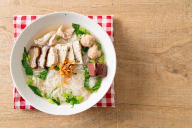 Vietnam Pirinç Erişte Çorbası ve Vietnam Sosisi sebze ve çıtır soğan sundu. Asya usulü.