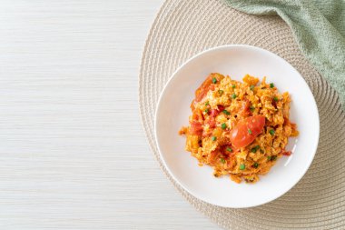 Yumurtalı sahanda domates ya da domatesli omlet - sağlıklı besin tarzı