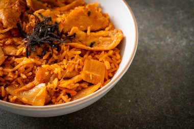 Kore usulü domuz dilimlenmiş kimchi pilavı.