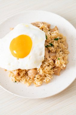 Japon usulü kızarmış pilav ve kızarmış yumurta. Asya usulü.