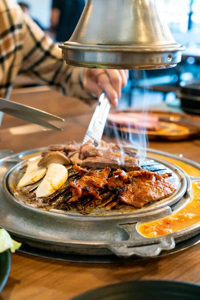 韩式烤猪肉和牛肉肉或韩式烧烤 — 图库照片