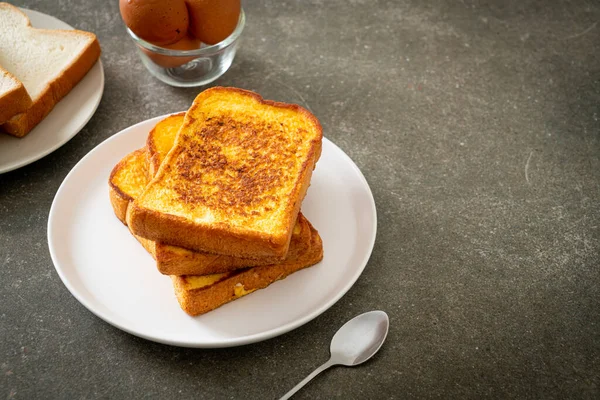 朝食用のホワイトプレートにフレンチトースト — ストック写真