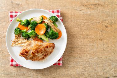 Beyaz tabakta sebzeli ızgara tavuk bifteği