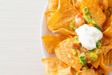 Meksika nachos tortilla cipsi jalapeno, guacamole, domates sosu ve sos.