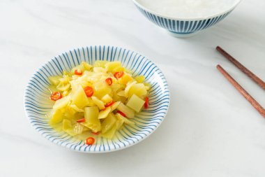 Baharatlı salata turşusu lahana ya da susam yağlı kereviz Asya yemeği tarzı.