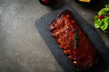 Barbekü soslu ızgara pirzola ve domuz pirzolası.