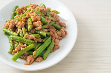 Kızarmış Fransız fasulyesi ya da kıymalı yeşil fasulye. Asya usulü.