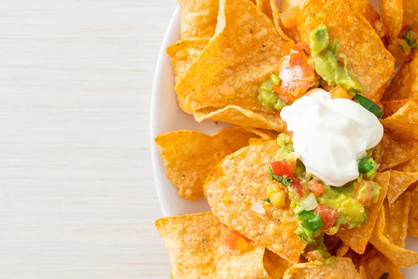 Meksika nachos tortilla cipsi jalapeno, guacamole, domates sosu ve sos.