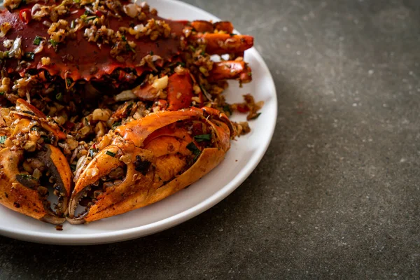 Baharatlı Tuz ve Biberli Kızarmış Yengeç - Deniz ürünleri tarzı