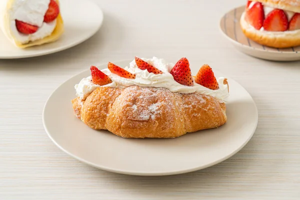 Çilekli ve taze kremalı kruvasan.