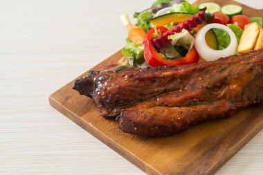 Izgara domuz pirzolası ve sebze.