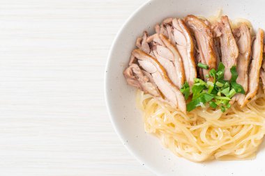 Beyaz kasede pişmiş ördekle kurutulmuş şehriye. Asya usulü.