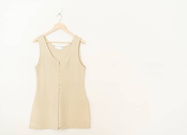 Duvarında ahşap askı asılı güzel bir kadın gömleği.