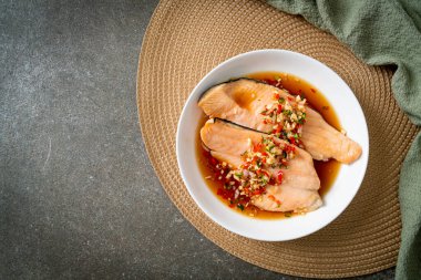 Yuzu Ponzu soslu haşlanmış alabalık veya somon balığı.