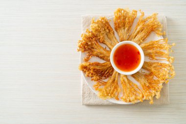 Kızarmış enoki mantarı ya da baharatlı soslu altın iğneli mantar - vejetaryen yemek tarzı.