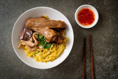 Yumurtalı erişte, kurutulmuş ördekle servis edilir. Asya usulü.