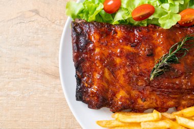 Barbekü soslu ızgara pirzola ve domuz pirzolası.