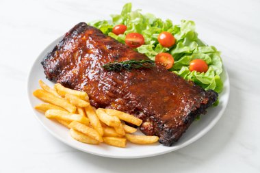 Barbekü soslu ızgara pirzola ve domuz pirzolası.