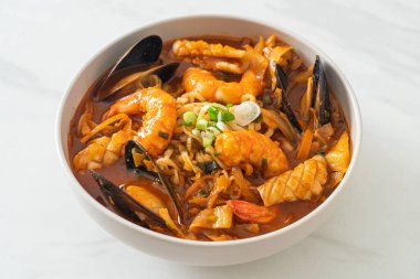 Jjamppong - Kore Deniz Ürünleri Erişte Çorbası - Kore yemek tarzı