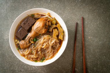 Kahverengi Çorba Kasesinde haşlanmış Tavuk Eriştesi - Asya usulü