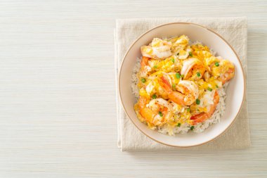 Ev yapımı kremalı omlet ve karides kasesi.