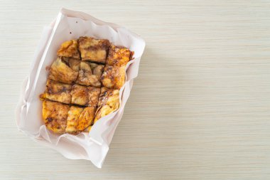 Yumurtalı, muzlu ve çikolatalı kızartma.