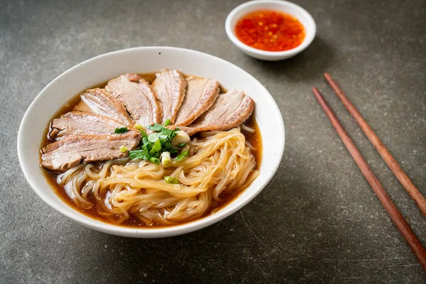 Ördek çorbalı ördek eriştesi. Asya usulü.