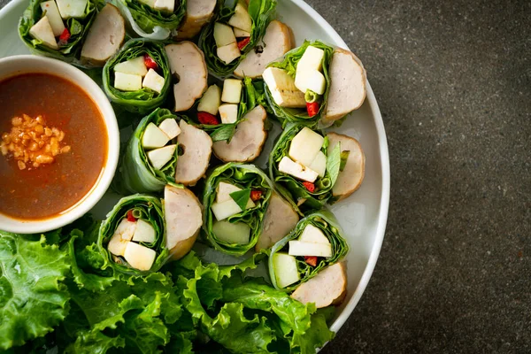 Vietnam köftesi dürümü veya Vietnam salatası dürümü veya Namnueng veya Nem Nuong - Asya yemeği tarzı